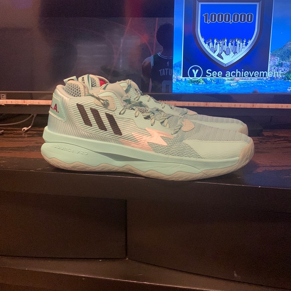 Like new Dame 8 Dame Dolla